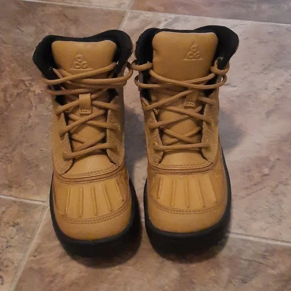 Nike ACG boots, size 11, tan - Picture 2 of 6
